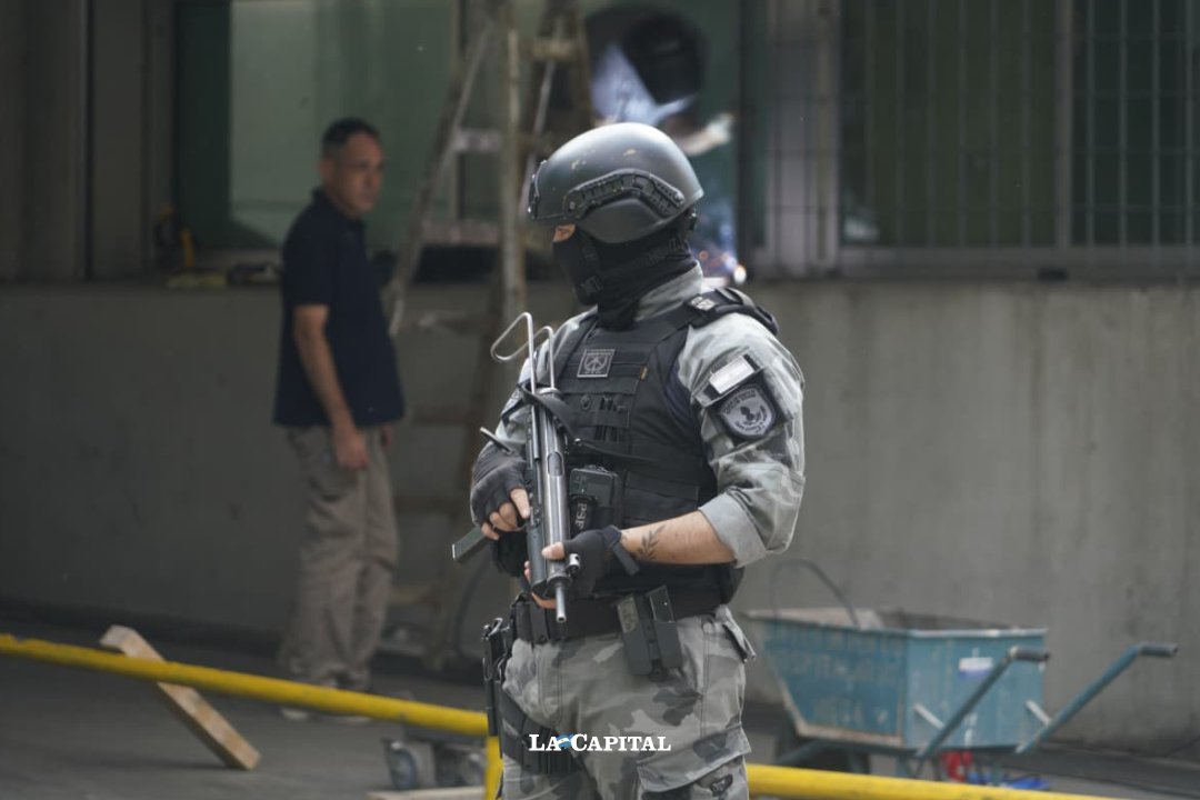 lacapital's tweet photo. 📸 En la tarde del jueves, dos hombres que se desplazaban en una motocicleta efectuaron varios disparos de arma de fuego contra el frente del Hospital de Emergencias Clemente Álvarez (Heca), de la ciudad de Rosario.

Al día siguiente, por la mañana,  la actividad en el hospital se mantenía, pero restringida solo a la atención de urgencias y de la guardia. El nosocomio más importante de Rosario y la región presentaba una imagen inusual con personal policial de custodia con armas largas y rostros cubiertos.

Fotos de Virginia Benedetto / La Capital