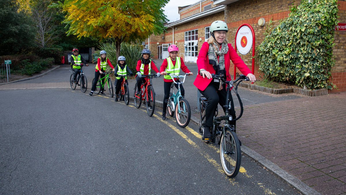 LBofHounslow's tweet image. MP for Brentford and Isleworth @RuthCadbury, joined pupils at Marlborough Primary School today to mark #CycleToSchoolWeek 🚲✨

The school's taking part in @BikeabilityUK, helping children gain skills and confidence for safe, independent travel.

A huge well done to all! 👏