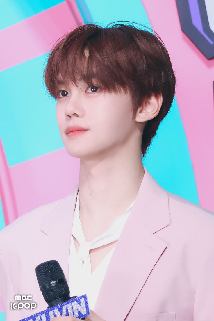 Gyuviin's tweet photo. @BudapestInn Gregory dan Arsen berjalan menaiki tangga sambil memegang mic dan cue card, berdiri di hadapan Concierge &amp; Losmenian sambil tersenyum "Selamat sore semuanyaa, apa kabar penghuni hotel hampir rubuh ini? Disini aku dan Bang @yawnzdzn bakal memandu acara ini dari awal hingga akhir." https://t.co/hI6F1qvC1U