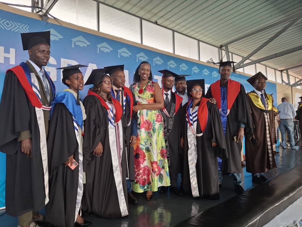 Uni_Rwanda's tweet photo. CHAMPIONS OF HEALTH AND EXCELLENCE!

University of Rwanda’s College of Medicine and Health Sciences winners — we celebrate together their well-earned achievement, nailed today at a colourful graduation in Huye, UR Campus Stadium! 🎓👏

#URGraduation #ProudlyUR https://t.co/i0WZvCQMg3