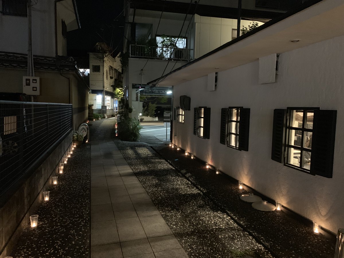 common_onomichi's tweet photo. 灯りまつりの夜、尾道の路地はやさしい灯りに包まれます。
茶房こもんは明日、10:00〜20:00ラストオーダーで営業します。
ほっと一息つきに、ぜひお立ち寄りください。
#尾道灯りまつり #茶房こもん #尾道ワッフル https://t.co/Nbow4WCmgP