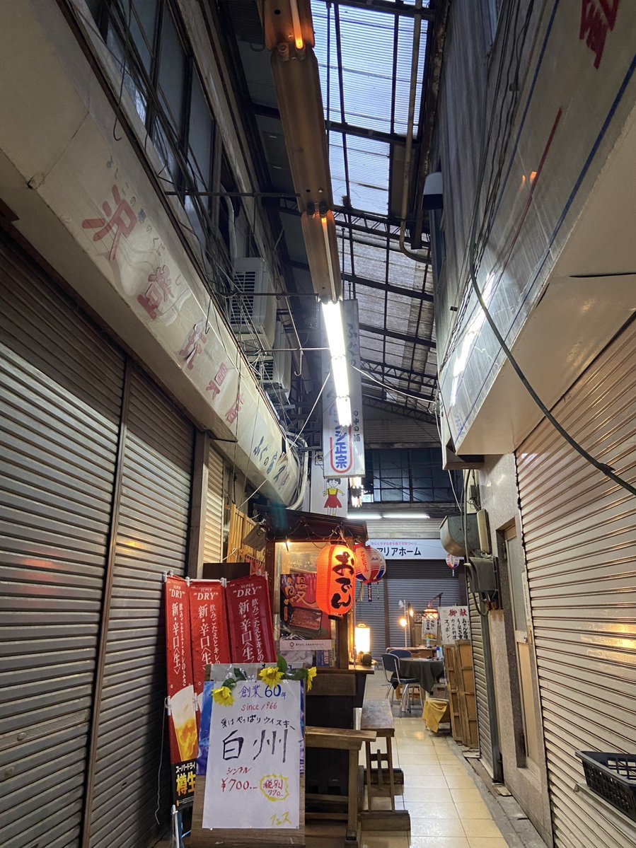 渋すぎる仲見世通りにある小料理屋さんで飲んでいました。
大将に旅行？と聞かれたのでライブを見に来たと伝えたら、
あー、あのすごい行列だったやつ？
近年稀に見る人だかりだったよ、
すごい歌手の人なんだねーと感心してました
是非今度観てみて！って早口で喋りました🤣
#Bialystocks 
#甲府桜座