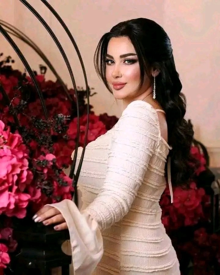 راح جفى القلب من يوم جاني
سقا ضماء الشوق بوده وغلاوته

في طلته يقفا عناي  واشجاني
ويدوي قلبي بنظره من حلاوته

❤