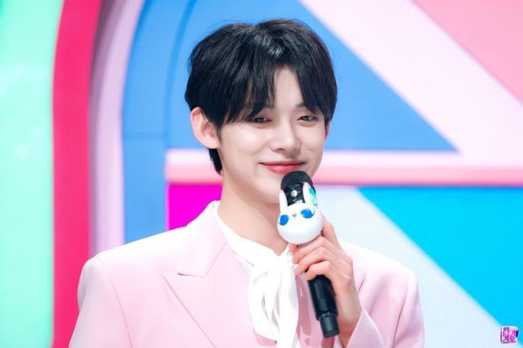 Yeoniun's tweet photo. @egyuvin @BudapestInn Laki-laki yang berdiri di samping Gregory tersenyum lembut ketika namanya disebut. Tangannya berada di telinga untuk mendengar sorakan dari hadirin yang hadir. "Mana nih suara semangatnya? Tadi belum dapat nasi kotak jumatan apa gimana?" https://t.co/W83t8EMUet