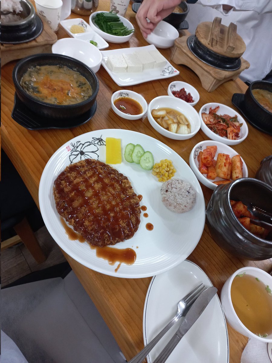 어제 점심, 이삭 토스트
오늘 점심, 
추어탕 가게에서 단호박 돈까스 😆 
내일 점심은...
잡곡밥, 참치 김치찌개, 계란 후라이
