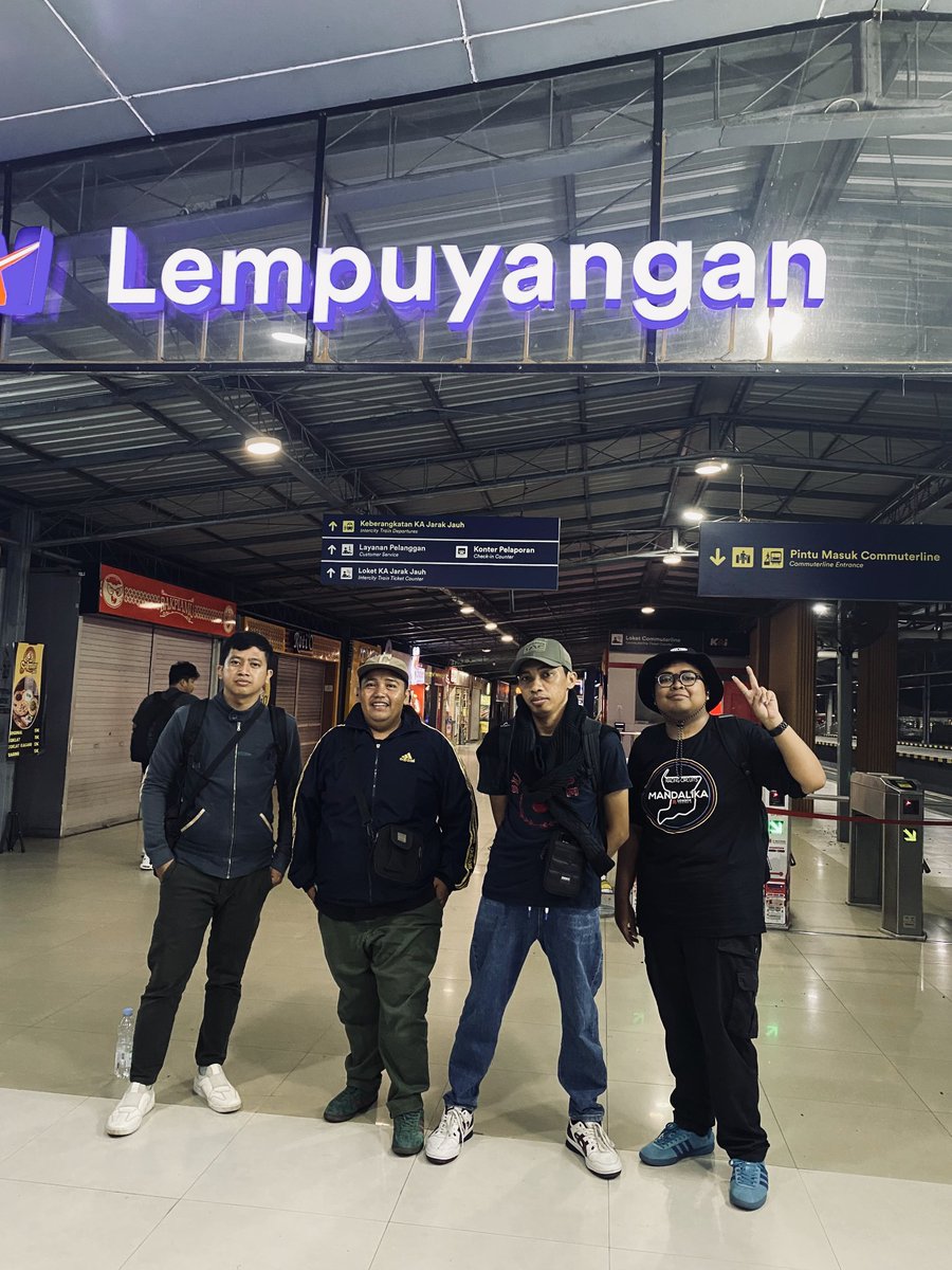 ghumamon's tweet photo. ra nganggo topi dewe, topine ilang https://t.co/LhDEnJtDvh