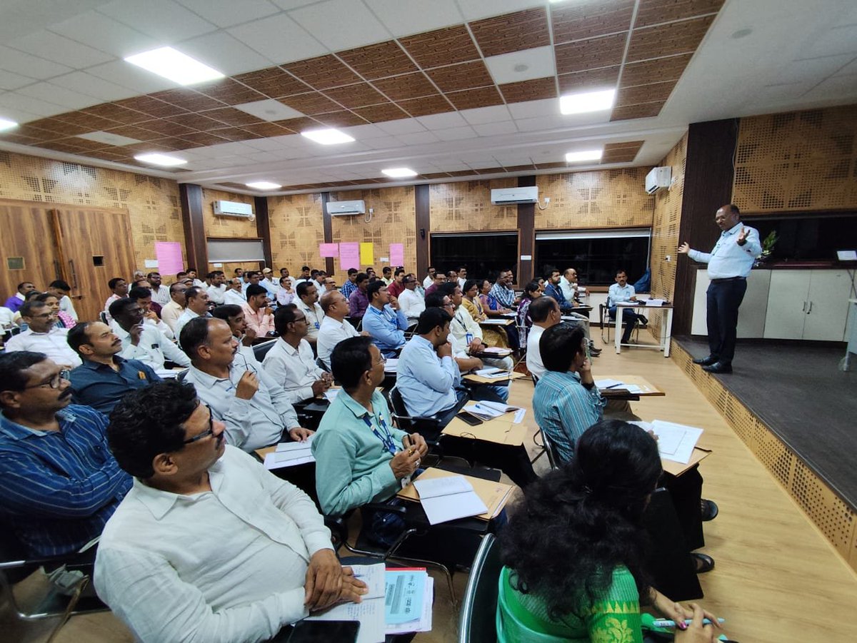 mopr_goi's tweet photo. A three-day training program for District-Level Master Trainers on “Own Sources of Revenue (#OSR)” of #Panchayats is currently underway in #Maharashtra. The sessions are being facilitated by Resource Persons from #SPMU, #RGSA, #SIRD/#SIRDPR, and expert Consultants. This #training is being organized by #SIRDMaharashtra at #YASHADA, #Pune.

#MoPR #OSR 
#PanchayatiRaj 
#AtmanirbharBharat 
#AtmanirbharPanchayat 
#CapacityBuilding #Training 

@Jaykumar_Gore @iYogeshRKadam @InfoDivPune