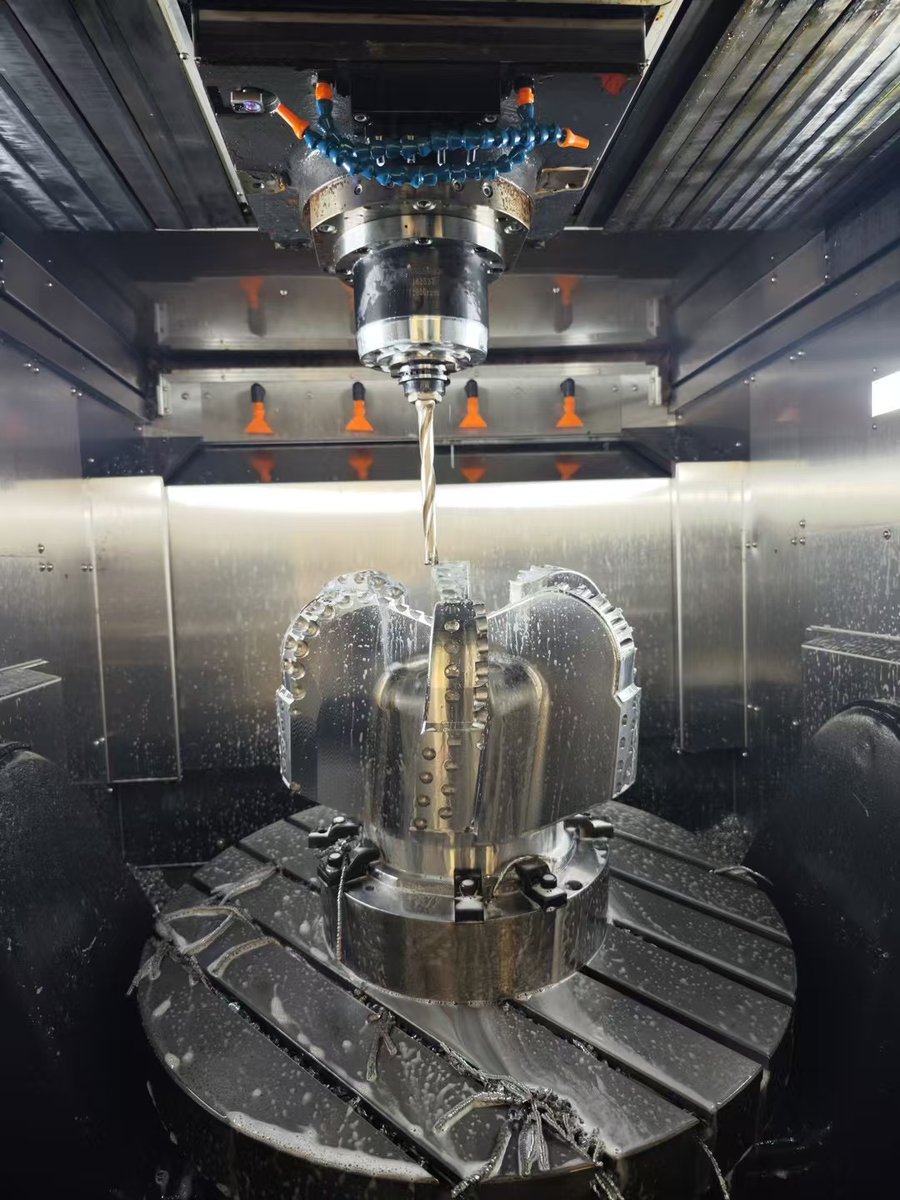 311,2mm (12 1/4") A drill bit with polycrystalline cuttings, complete with hydraulic nozzles, with 5 blades, a cutter diameter of 19 mm, with a steel body for drilling in medium-sized rocks.