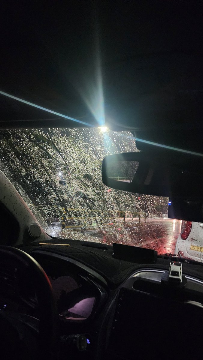 회식하고 집에 오면서 간만에 차안에서 센치하게 빗소리듣는중ㅎㅎ
좋네 그려ㅎㅎㅎ