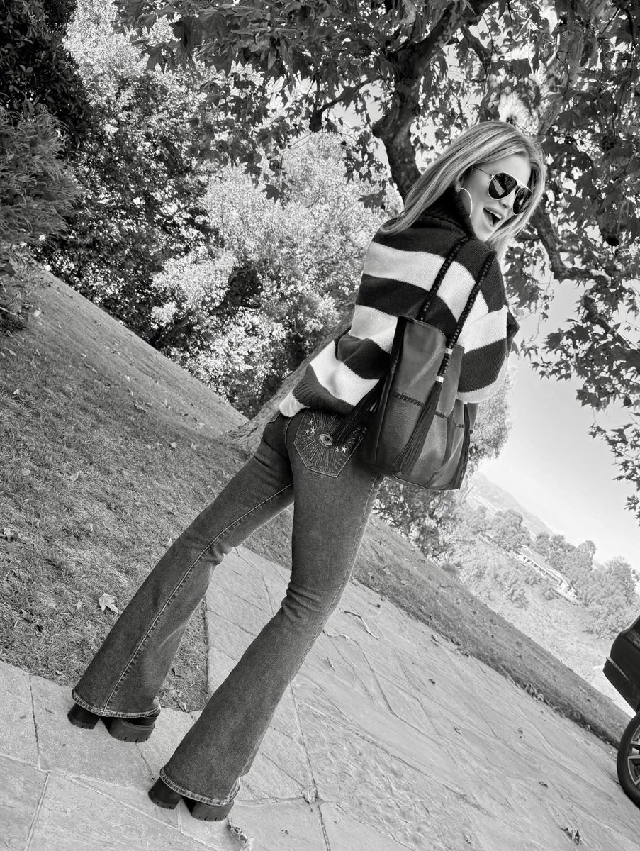 JessicaSimpson's tweet image. Wore my new 20yr anniversary JSC jeans out shoppin&apos; today and got stopped damn near 20x with a compliment!!! Made me smile! Thank y&apos;all for makin&apos; my day at the mall 😜