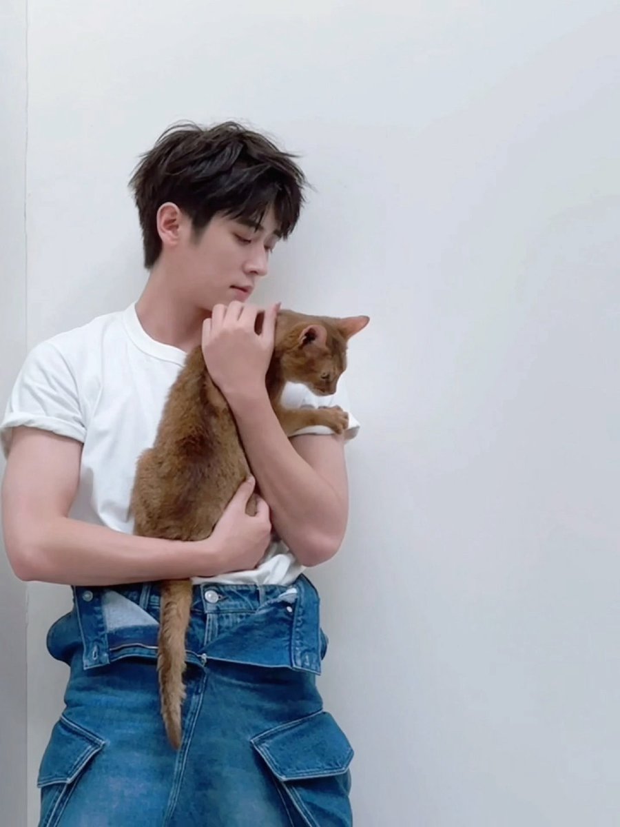 czhouye's tweet photo. boyfriend shaped                          husband shaped https://t.co/nY3Y8yJJAM