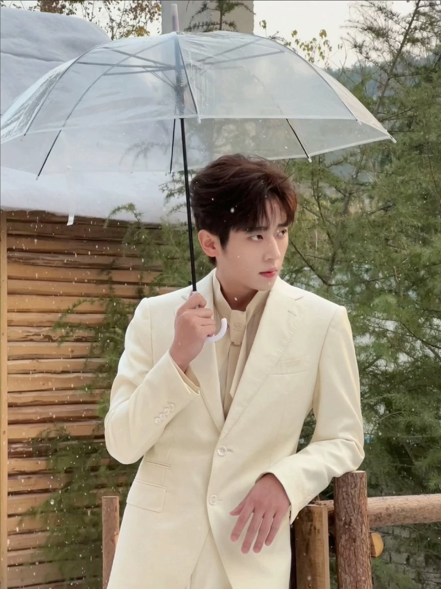 czhouye's tweet photo. boyfriend shaped                          husband shaped https://t.co/nY3Y8yJJAM