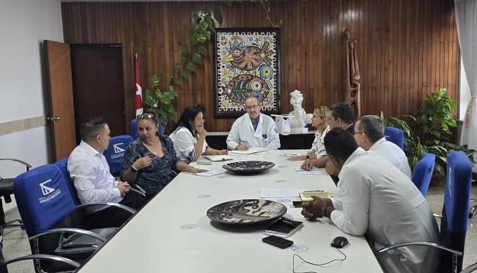 🏥⚕️En <a href="/HCQ_Ameijeiras/">Hospital_Hermanos_Ameijeiras</a> evalúan avance de la institución en la transformación digital con la presencia de:
 📍<a href="/TaniaMCruzHdez/">Dra.Tania Margarita Cruz Hernández</a>  
 📍<a href="/MayraArevich/">Mayra Arevich Marín 🇨🇺</a>
💻📲Se trabaja para convertir este centro en el primer hospital digital🇨🇺, impulsando la excelencia en la calidad de la atención médica.