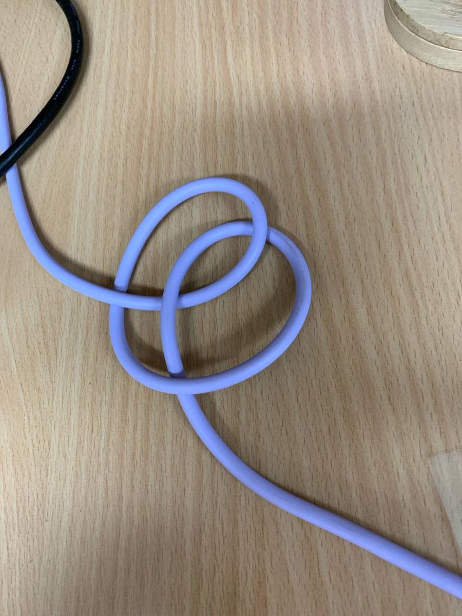 jademinnie7's tweet image. My phone cable wants y’all to love yourself