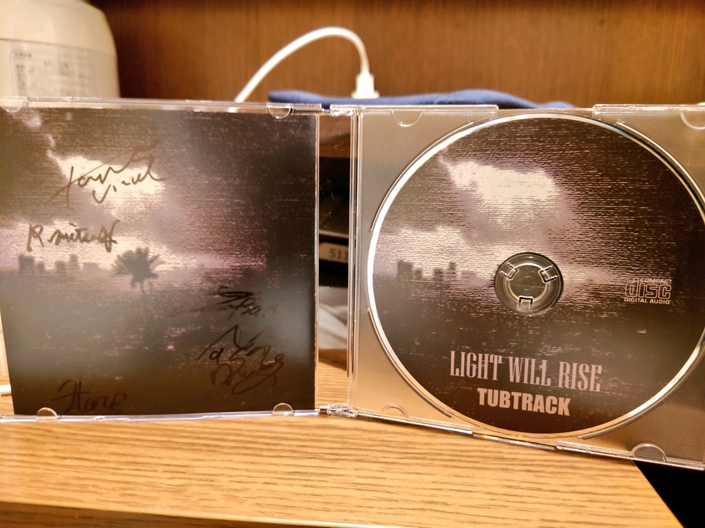 y_dc125maro's tweet image. ライブ
おつかりんちゃんでした😄🎵
無事にビジネスホテル着きました😄💦

目黒 LIVE STATIONに
TUBTRACKのライブ観てきました😄🎵

今回もサイコーのライブでした😄🎵

新譜の曲もたくさん
演奏してくれて
満足です😄🎵

早く家に帰って
新譜聴きたいです😄💦