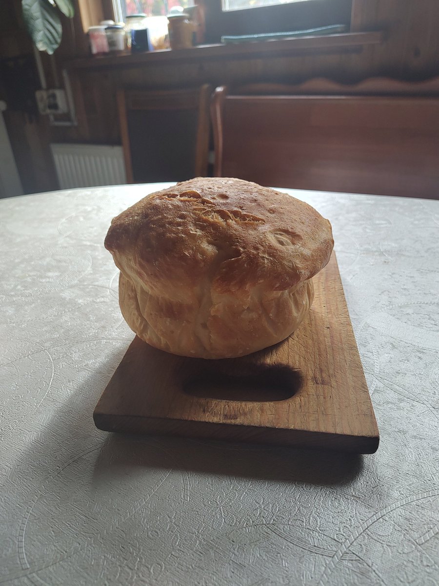 Была предпринята (и почти удалась!) попытка дерзкого побега. Буквально сантиметра не хватило беглецу, чтобы коснуться дна и сгореть.