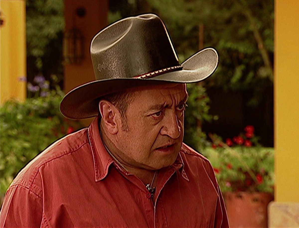 PasdeGavilanes's tweet photo. #PasiónDeGavilanes #PDG99 Ruth queda muy sorprendida al darse cuenta de que Zacarías Rosales no sabe nada de los hombres que están en sus terrenos mientras que Dínora sí los conoce. https://t.co/VcJO7qnLEM