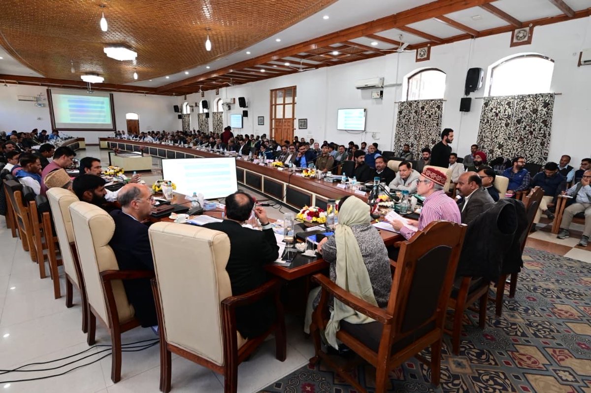 CM_JnK's tweet image. Continuing with district visits, the Chief Minister today chaired a comprehensive review meeting of District Anantnag, taking stock of developmental works, flagship schemes, and progress under CAPEX 2025-26 and CSS.

The Chief Minister emphasized expediting development works with…
