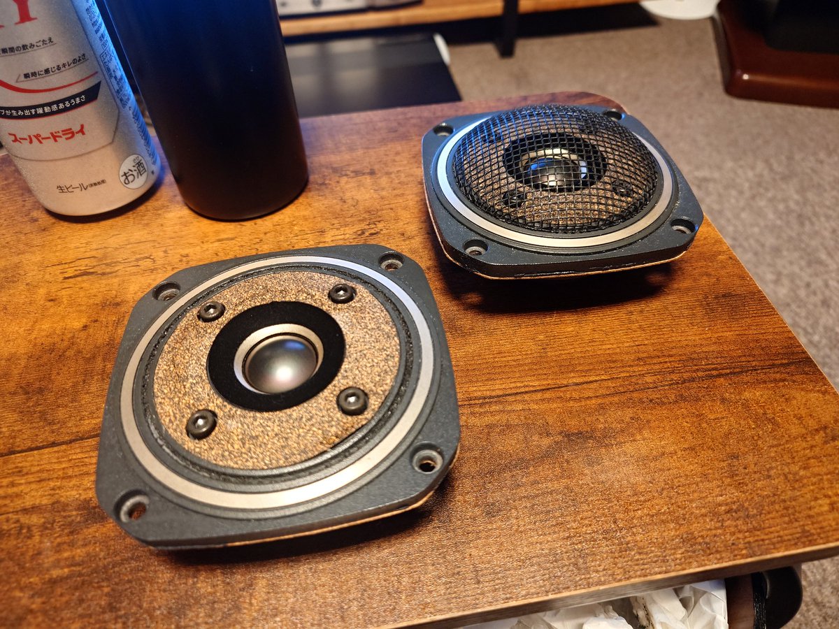 atom32_typeMM's tweet photo. またまたスピーカーのユニット購入

こんなに綺麗なのに両方音出ないらしい🤔
何とか使えれば(直せれば)凹んだユニット全て交換できて精神衛生上すこぶる良き。 https://t.co/HqiLnXtS3c