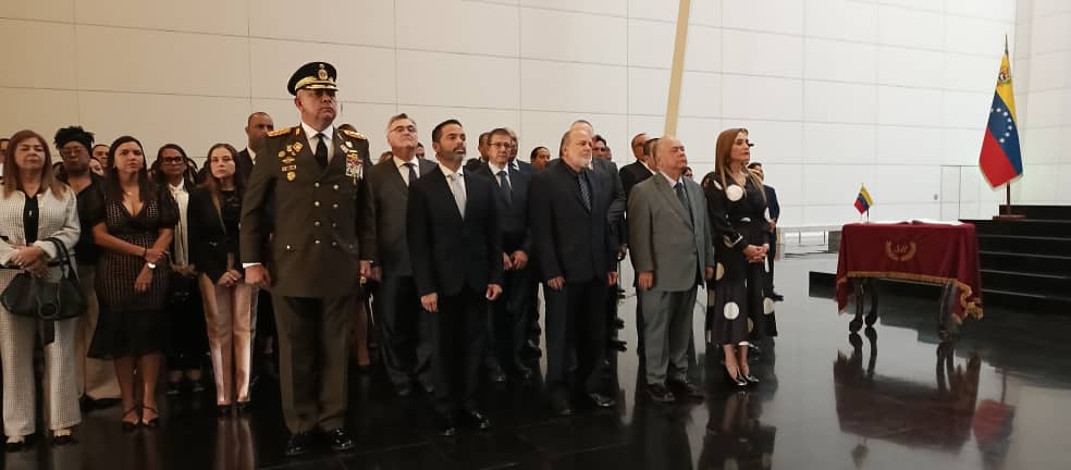 Con motivo del 87° de la Contraloría General de la República Bolivariana de #Venezuela 🇻🇪, rendimos honor al Libertador Simón Bolívar en el Panteón Nacional donde descansan sus restos, junto a autoridades de la institución y el cuerpo diplomatico acreditado.