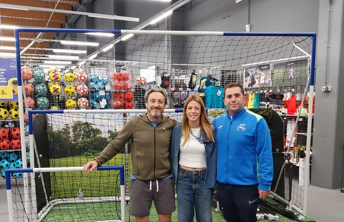 Firmamos un convenio con <a href="/DecathlonEspana/">Decathlon España</a> para el desarrollo de proyectos deportivos y educativos y colaboración mutua a partir de hoy.

Los caminos del deporte, que nos llevan a lo más alto.

🟢🔵🏐✨

#deporte #Decathlon #Colpbol #inclusivesport #edufis