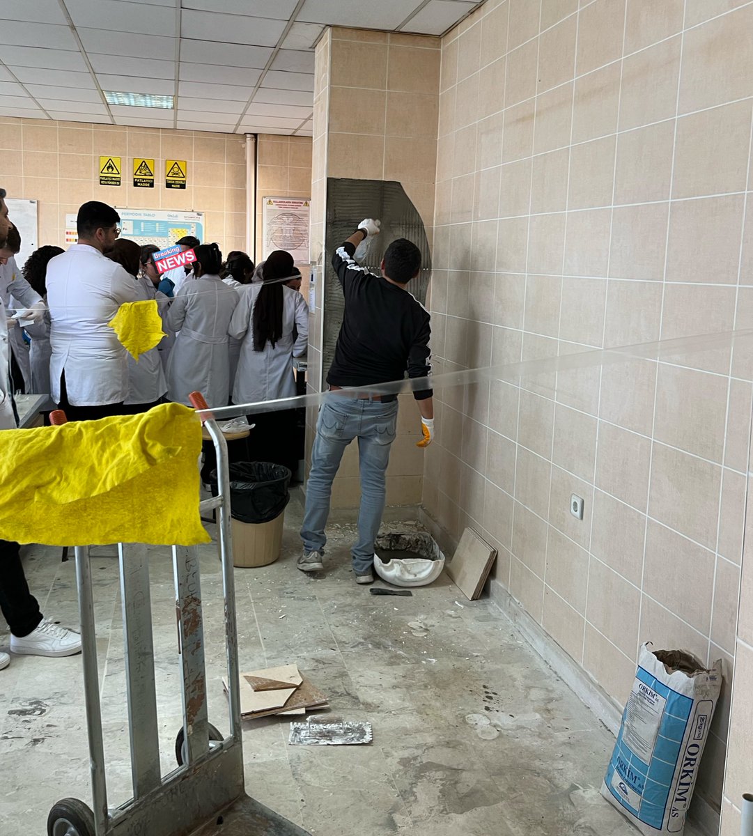 raspberryyyss's tweet photo. Bu görsel mesleğimize ve eczacılık eğitimine yapılan bir saygısızlıktır 
Yapılan eczacılık fakültemizin laboratuvarlarımızın elimizden alındığı yetmediği gibi fen fakültesinde lab içinde dersteyken usta gelip çalışmaya başladı
Sadece hak ettiğimiz yeterli eğitimi almak istiyoruz https://t.co/rEaGxOPiUe