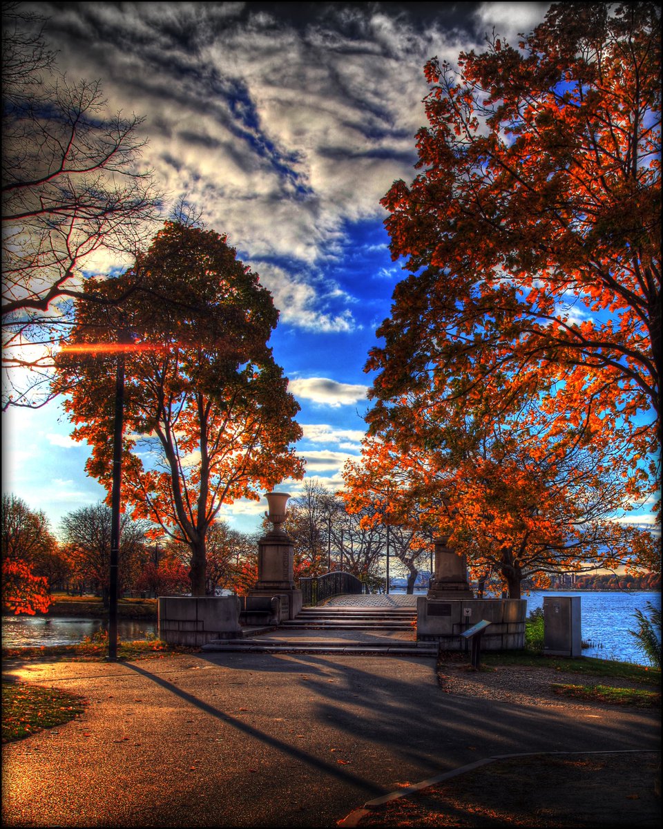 paulsportrait's tweet photo. The #Esplanade in #Boston #Autumn https://t.co/Hj6QYQsPIz