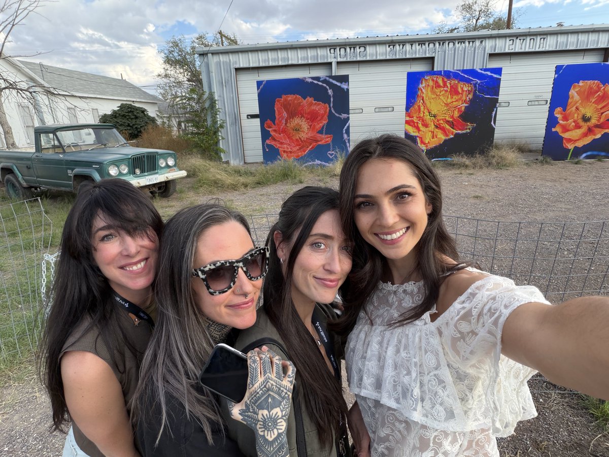 cathsimard_'s tweet image. Gm from Marfa 

In the background are Flowers from @nicedayJules 🌷