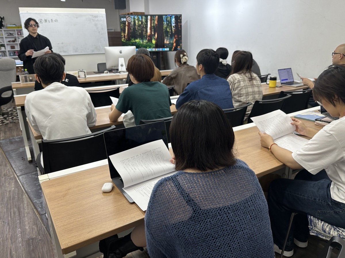 tdg_id's tweet photo. 後期「舞台美術」の授業の様子 https://t.co/Z2OTsuSAtG