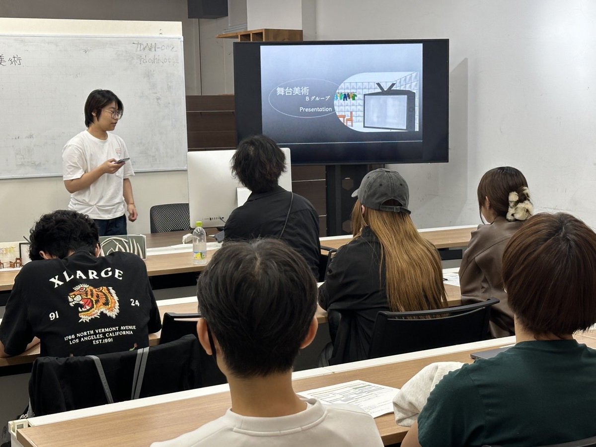 tdg_id's tweet photo. 後期「舞台美術」の授業の様子 https://t.co/Z2OTsuSAtG