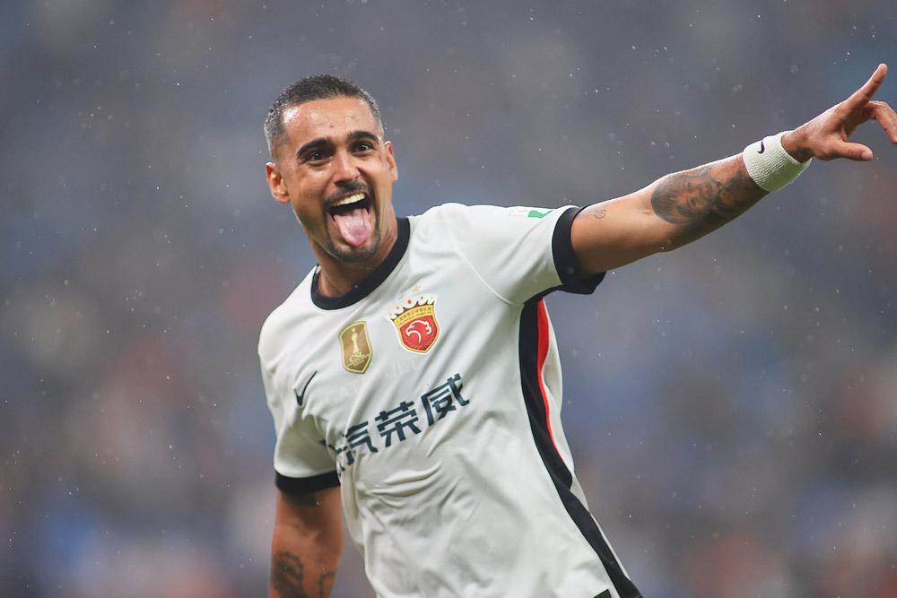 Com gols de Leonardo (2), Gabrielzinho e Li Xinxiang, o Shanghai Port derrotou o Qingdao Hainiu por 4x3 e segue na liderança

Didier Lamkel Ze (2) e Song Wenjie marcaram para os donos da casa