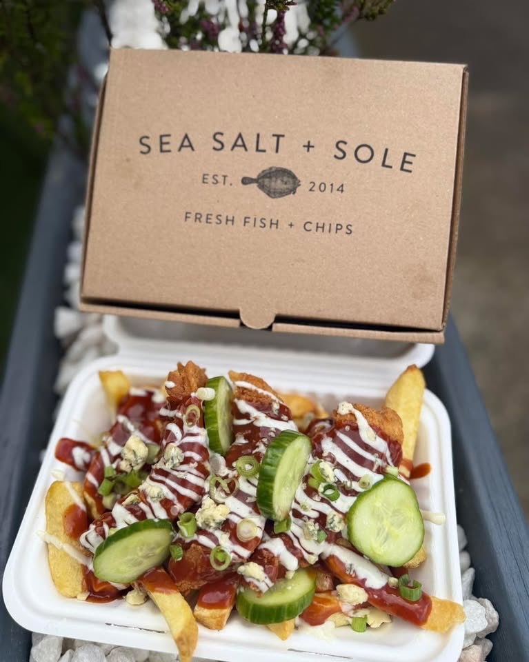 CRAVING A KICK??

Introducing our new Buffalo and Blue Cheese Chips 😊

Homemade hot snd tangy buffalo sauce with fresh mint and coriander, coating crispy chicken fillets alongside creamy blue cheese dip. Garnished with picked cucumbers, spring onions and crumbled blue cheese.