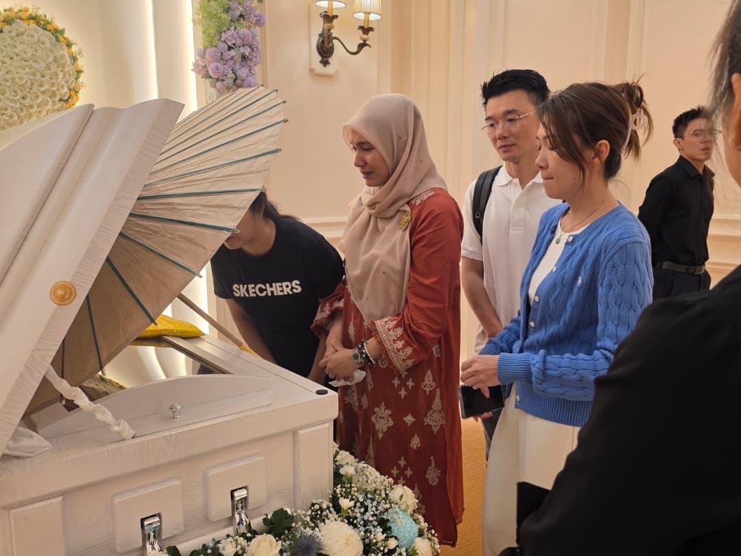 n_izzah's tweet photo. Kadang-kadang, ada perit yang tidak terucap, ada kosong yang tidak terisi. Tiada kata yang mampu mengungkap derita yang sedang dilalui.

Hari ini, saya hadir menziarahi keluarga mendiang Yap Shing Xuen bagi menyampaikan ucapan takziah daripada saya sendiri, keluarga kami, dan seluruh warga besar KEADILAN.

Kepada Shing Xuen, namamu tidak sepatutnya terpapar di muka depan akhbar dengan cara begini.

Pemergian Shing Xuen bukan sekadar suatu tragedi. Biarlah ia panggilan buat kita agar lebih peka, lebih mendengar dan lebih memahami dunia anak-anak kita.

Nonetheless, seeing the mother’s strength in overcoming such an unimaginable ordeal makes me even more determined to push for justice; for the safety of all our children.

Daripada kes arwah Zara Qairina, kepada kes pemerkosaan yang mencemaskan, mangsa dan pelaku semuanya adalah kanak-kanak. Jelas sekali hal ini menuntut perubahan secara drastik dan holistik sebelum lebih ramai lagi menjadi mangsa.

InsyaAllah, let’s unite and together resolve to enable a better future for all our kids. Sama-samalah kita berganding tangan, memperjuangkan keadilan untuk Shing Xuen dan keluarganya; untuk semua anak-anak kita. Sebagai seorang ibu yang juga pernah kehilangan anak, saya terasa pedihnya duka ini tiada pengganti.

Walaupun tiada apa yang dapat mengubati luka kehilangan, saya berdoa semoga kebenaran yang akan dibongkar dapat menjadi sebuah pelukan, sedikit sebanyak mengubati hati yang sedang terluka.