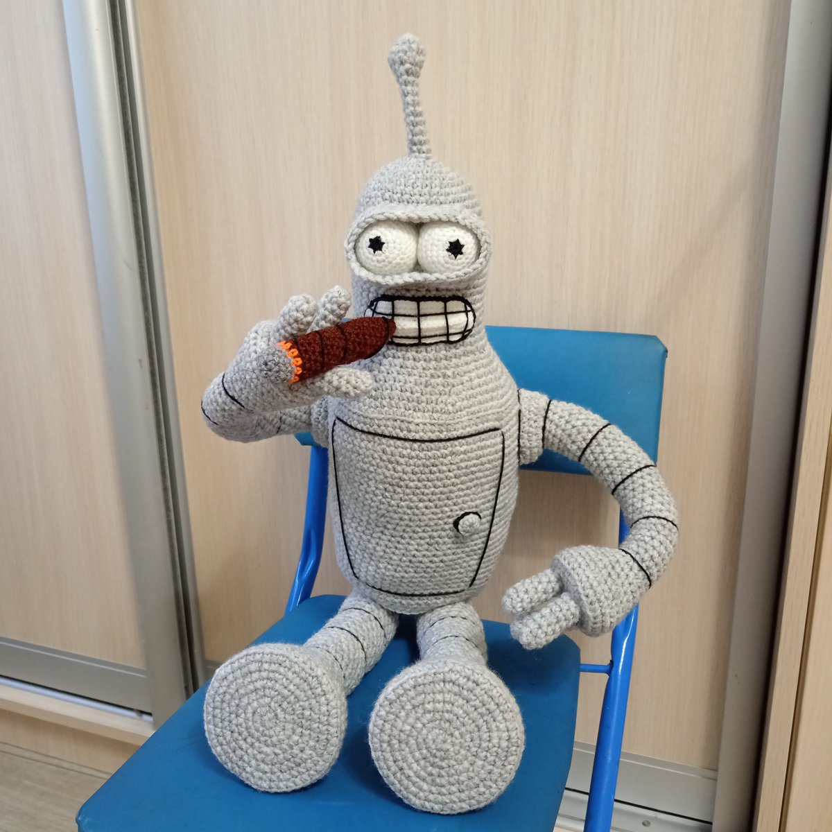 У него будет свой Твиттер, с блекджеком и ш....! 
😂😂😂😂

Я это сделала! Это самая большая игрушка, которую я связала сама!

Бендер получился ростом 61 см. (с антенной).

Он такой крутой!!!
Он такой огромный!!!
Он ещё курит!!!
И руками может двигать, по желанию.

Я - молодец 😎