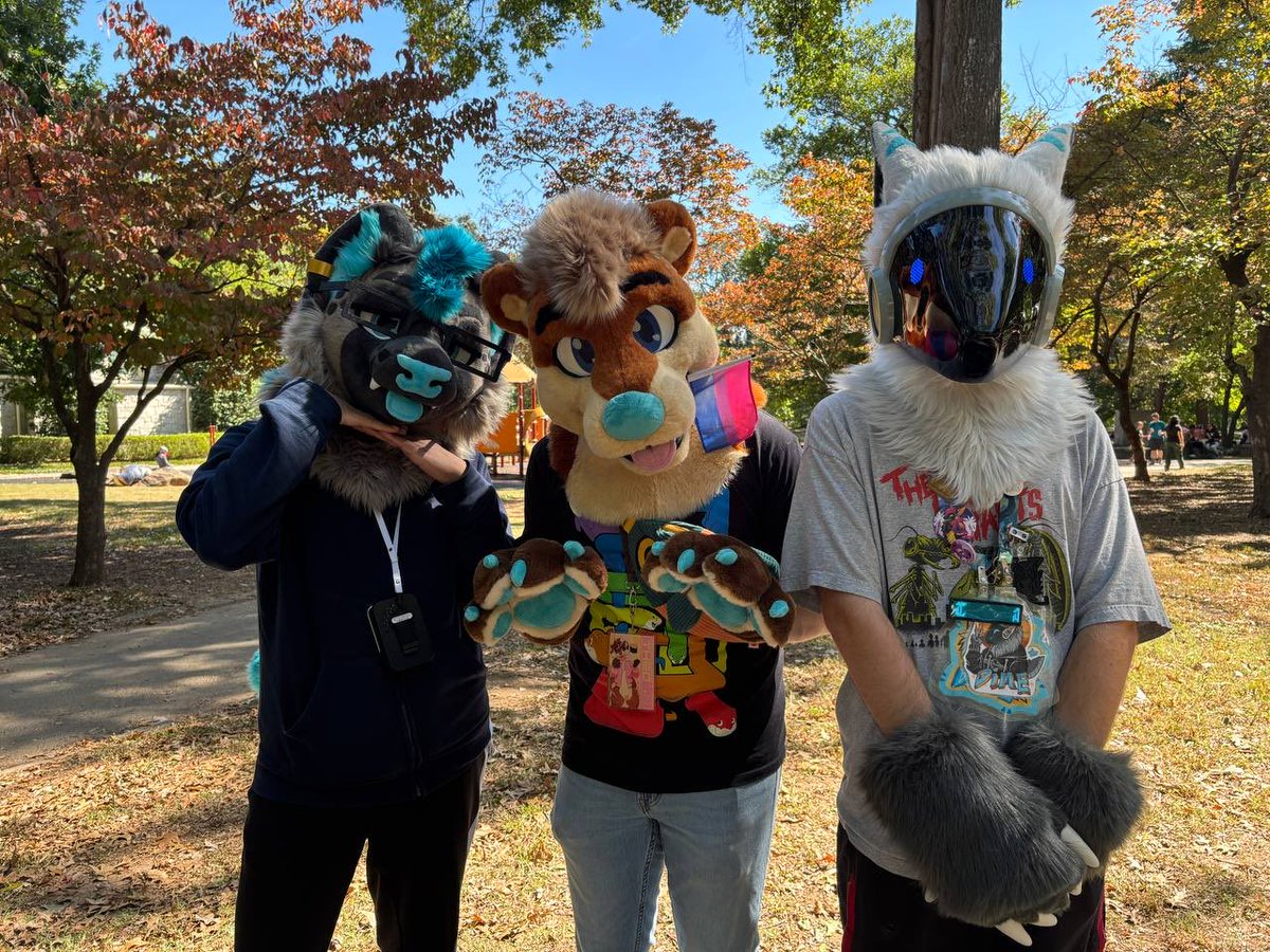notagreenpilot's tweet image. A puppy, rudder, and a toaster walk into Atlanta Pride… 🏳️🌈
#FursuitFriday
🐶 : @dashydoggo
🤖 : @Trigodyme
🧵 : @UrsidaeSuits
📷 : @Grenickja