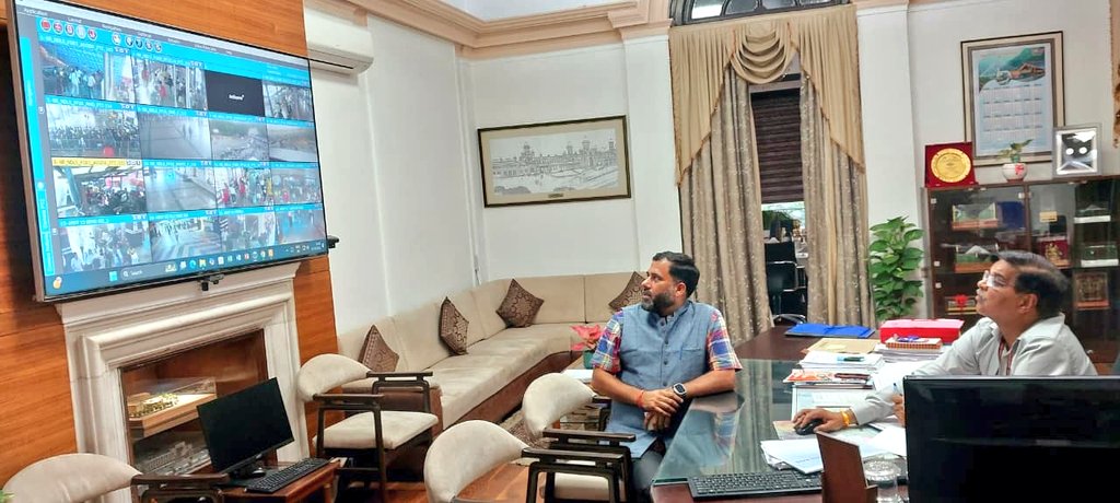 आज नॉर्दर्न रेलवे के महाप्रबंधक अशोक वर्मा जी से मुलाकात हुई।

बैठक में हिमाचल प्रदेश से जुड़े उन सभी रेलवे कार्यों पर विस्तार से चर्चा हुई जो फिलहाल रुके हुए हैं। मैंने अनुरोध किया कि इन कार्यों को शीघ्र गति दी जाए ताकि जनता को जल्द सुविधा मिल सके।

साथ ही आने वाले त्योहारों के