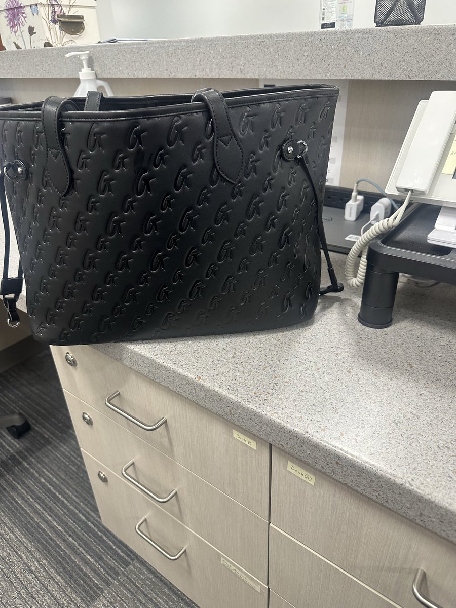 therealparislyn's tweet photo. I love my new bag😏 #glamaholic https://t.co/Gx21hJ7SoN