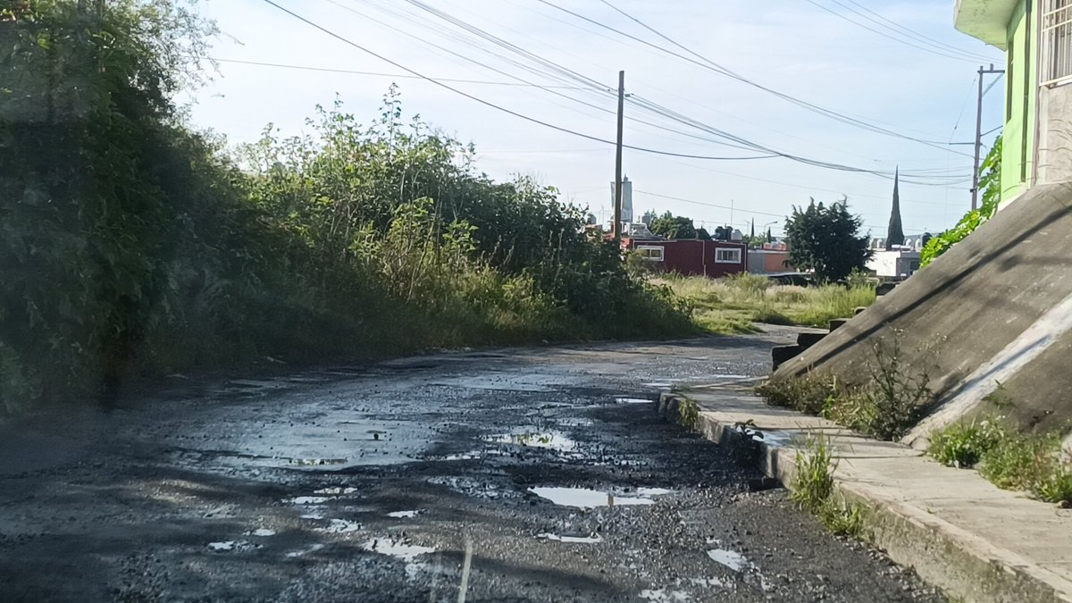 Así son las condiciones de la calle 117 Oriente, a partir de la calle Primero de Mayo hacia la Privada Dos Cerritos, casi llegando a la entrada del Fraccionamiento El Sendero, al sur de la ciudad. Son 4 calles en malas condiciones.
Se solicita la intervención de <a href="/MovilidadPue/">Movilidad Municipal</a>