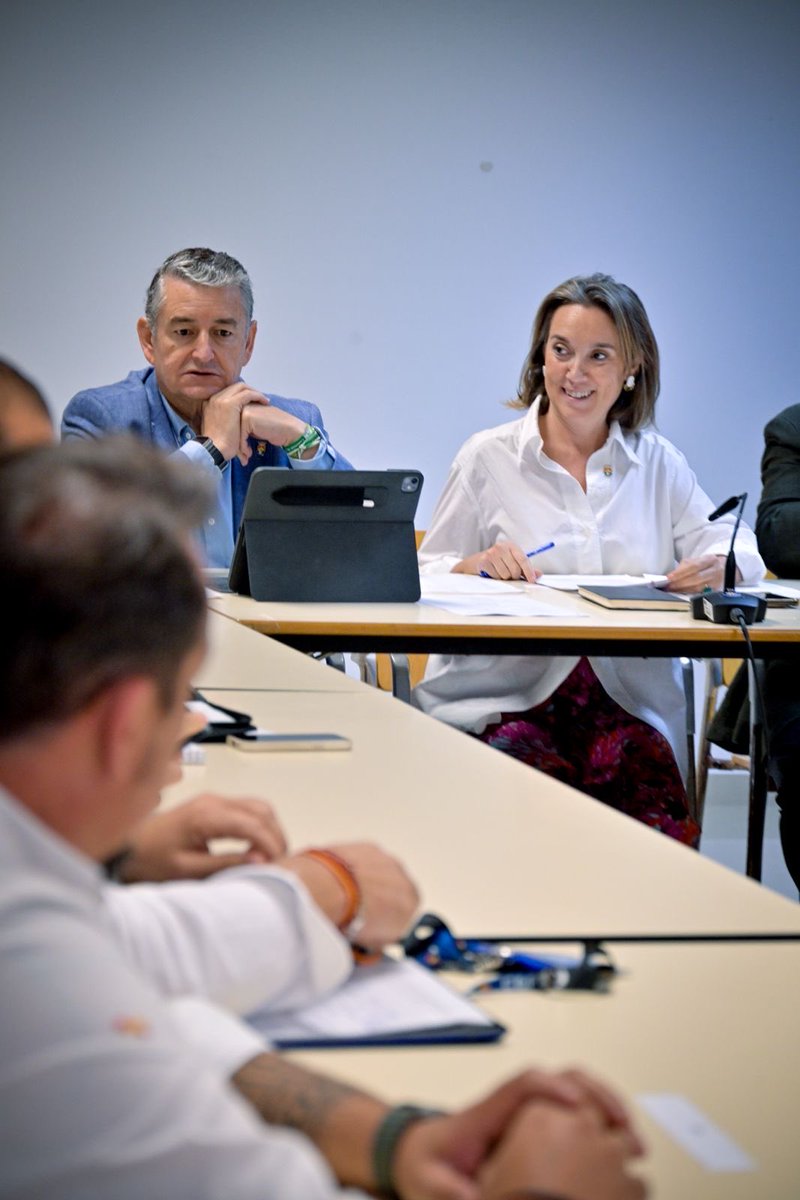 cucagamarra's tweet photo. Hoy en Barbate escuchando a las FCSE y a funcionarios de Prisiones y vigilancia aduanera.

La dejadez y falta de recursos de Marlaska está dejando a los agentes sin protección frente a las mafias y las narcolanchas.

Contáis con el @PPopular para proteger a quienes nos protegen. https://t.co/4Lj7ZdYWtl