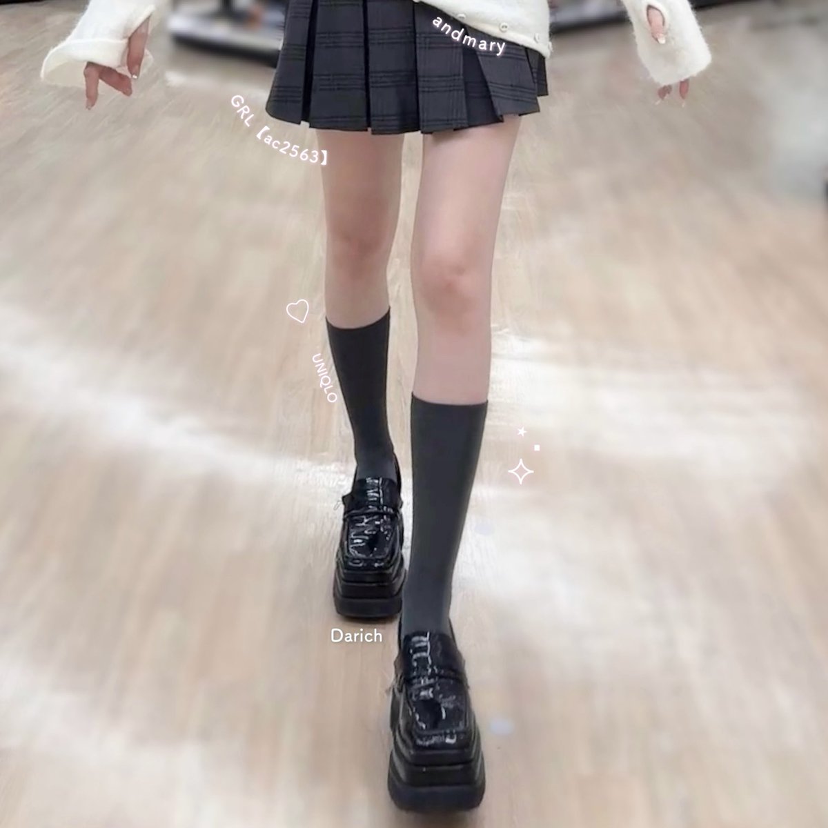cu_xli's tweet photo. ユニクロはルーズソックスだけじゃ無くて普通のヒートテックソックスも可愛いんだよなぁ。この丈の靴下ってめちゃ足長く見える。プリーツスカートとの相性良すぎ、浮腫みがちなふくらはぎ細く見せてくれて神。 https://t.co/UPcNMuXz0S