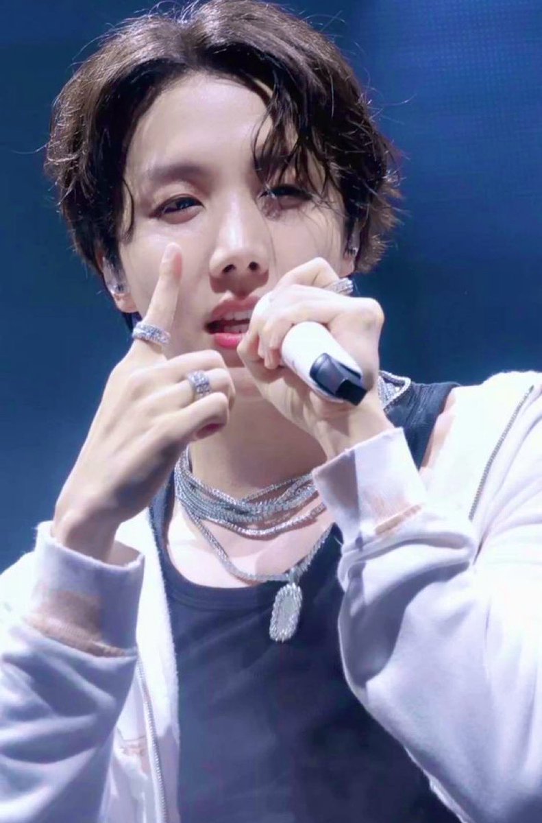 JhaAe_Kim's tweet photo. 1 RT = 1 vote 💜✌🏻✨

I vote #jhope for #2025MAMAVOTE https://t.co/HoAROb30vo