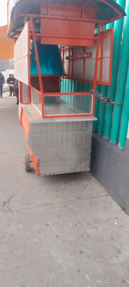 CescCorrea's tweet photo. Dia 2 pidiendo a @TuAlcaldiaGAM @yancolozano @UCS_GCDMX @c4jimenez retiren este puesto que apareció literal de la noche a la mañana.  Esta enfrente de metrobus tenayuca.  Este tipo de puestos generan fauna nociva y contaminación.  Espero su respuesta https://t.co/ht3COD87WJ