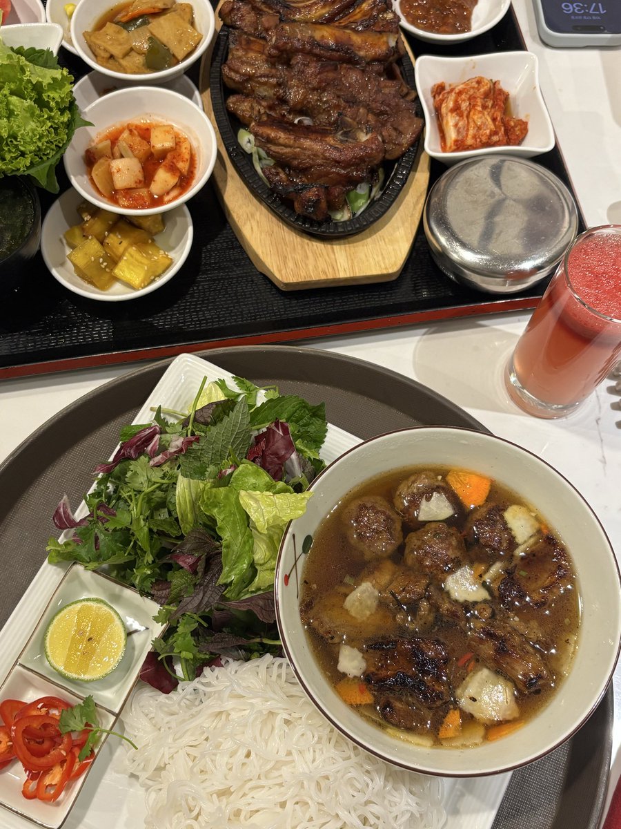 오늘 후배님이 하루종일 놀아줬다🩷🩵
첫만남이 5월이었는데 이제 곧 정직이라니 그동안 너무 수고 많았어요오~~🩷🍒 같이 네일도하구 룸서도 먹음 
여담으로 후배님은 엠지세대답게 트위터를 해서 내 맛챠트윗을 봤다고하셔서 쪽팔렸다 😅
복수로 손이라도 박제할게요 🍒