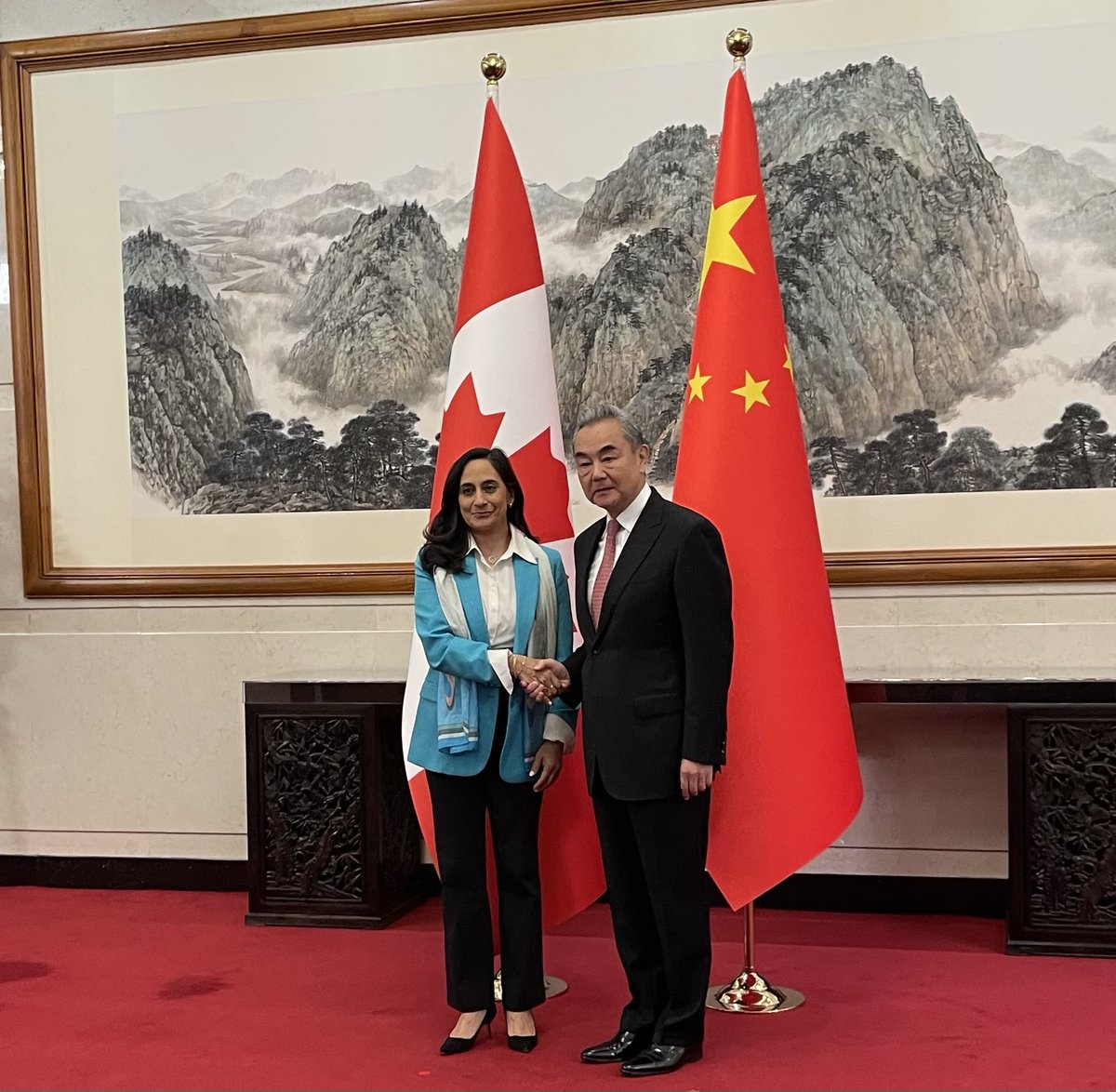 La ministre Anand a rencontré le ministre chinois des Affaires étrangères, Wang Yi, alors que le Canada et la Chine soulignent le 55e anniversaire de l'établissement de leurs relations diplomatiques.