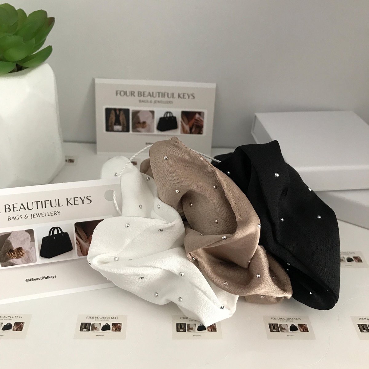 Diamanté scrunchies- Hair scrunchies 4beautifulkeys.etsy.com/listing/171540…