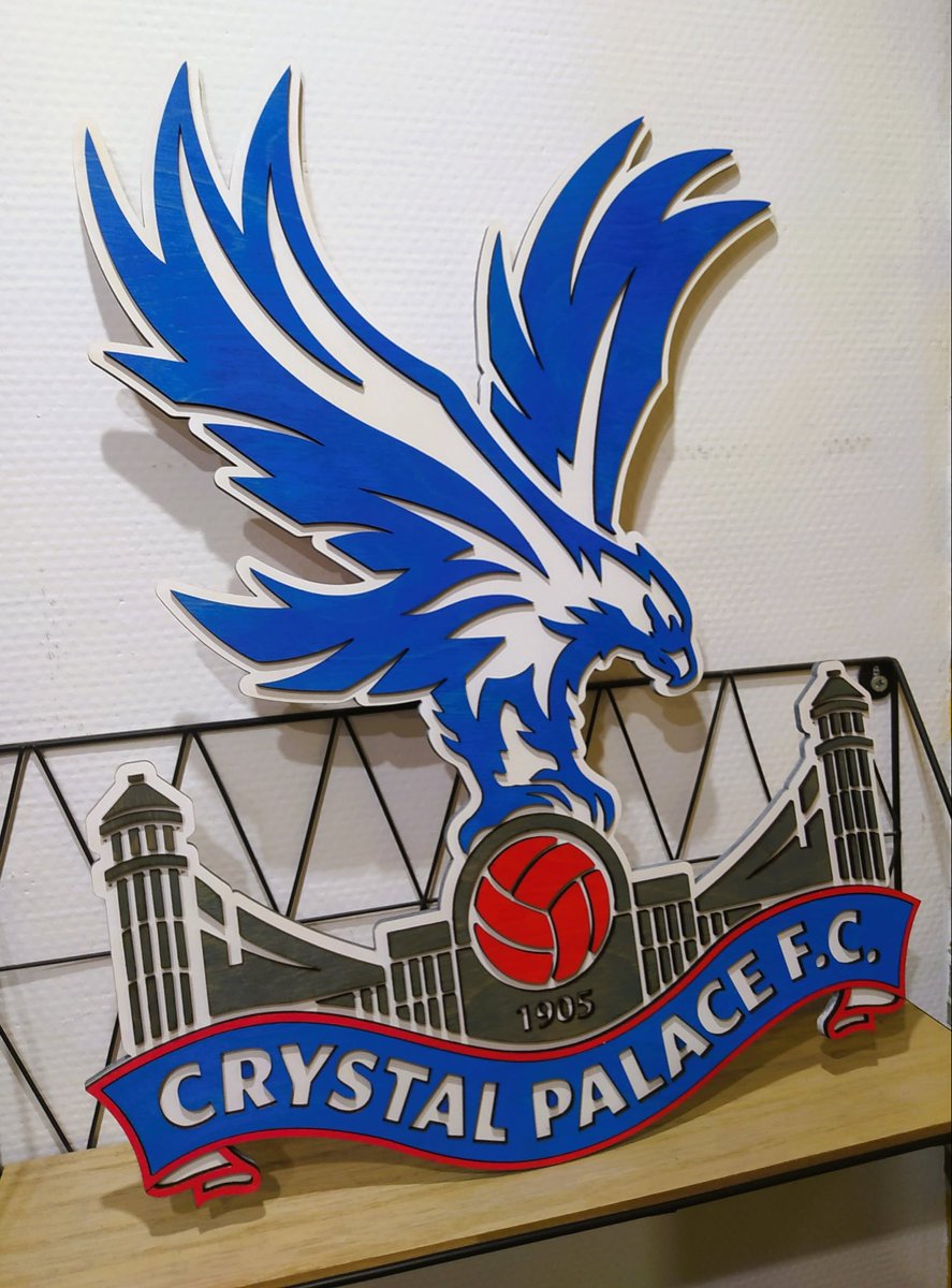 CPFC_Polska's tweet photo. Jest sprawa! 👋 Napisał do nas ojciec 11-letniego Daniela, który urodził się z dziecięcym porażeniem mózgowym oraz jest niewidomy. Pan Jakub wykonał w drewnie herb Crystal Palace, który przekazał na licytację na portalu Allegro. https://t.co/kSX7bORvvu