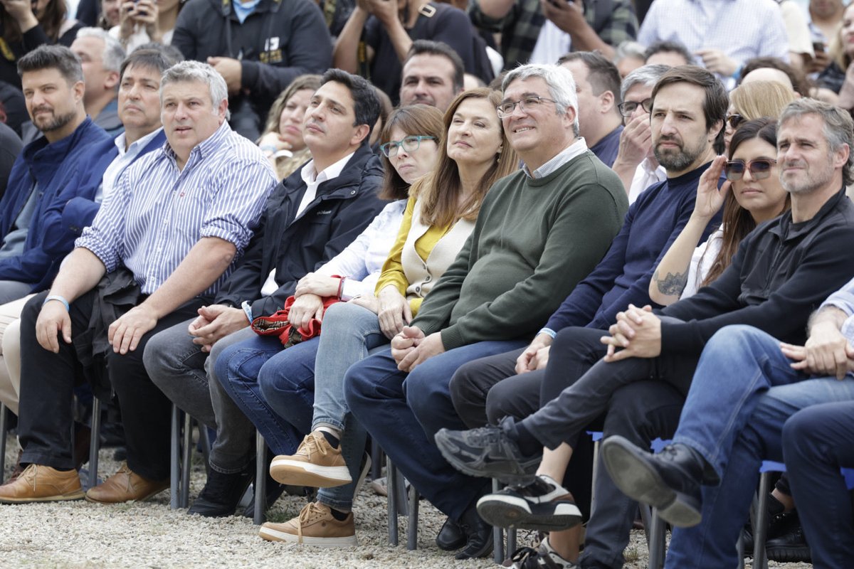 JavoRodriguezL's tweet photo. 🇦🇷✌️80 años de peronismo y de un pueblo que no cambia de idea

Junto a @Kicillofok, @magariovero, @JorgeTaiana, @JuanGrabois y compañeros y compañeras de toda la provincia conmemoramos la gesta del 17 de octubre, que cambió para siempre la historia de nuestro país.

(+) https://t.co/p9YFW6XARr