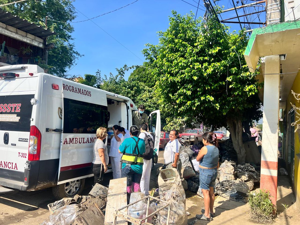 martibatres's tweet image. En el municipio de Álamo, Veracruz, instalamos dos centros de atención para la población, principalmente para atender curaciones. Desde hace tres días las brigadas médicas del @ISSSTE_mx están dando más de 150 consultas diarias y completando esquemas de vacunación. 

Estamos…