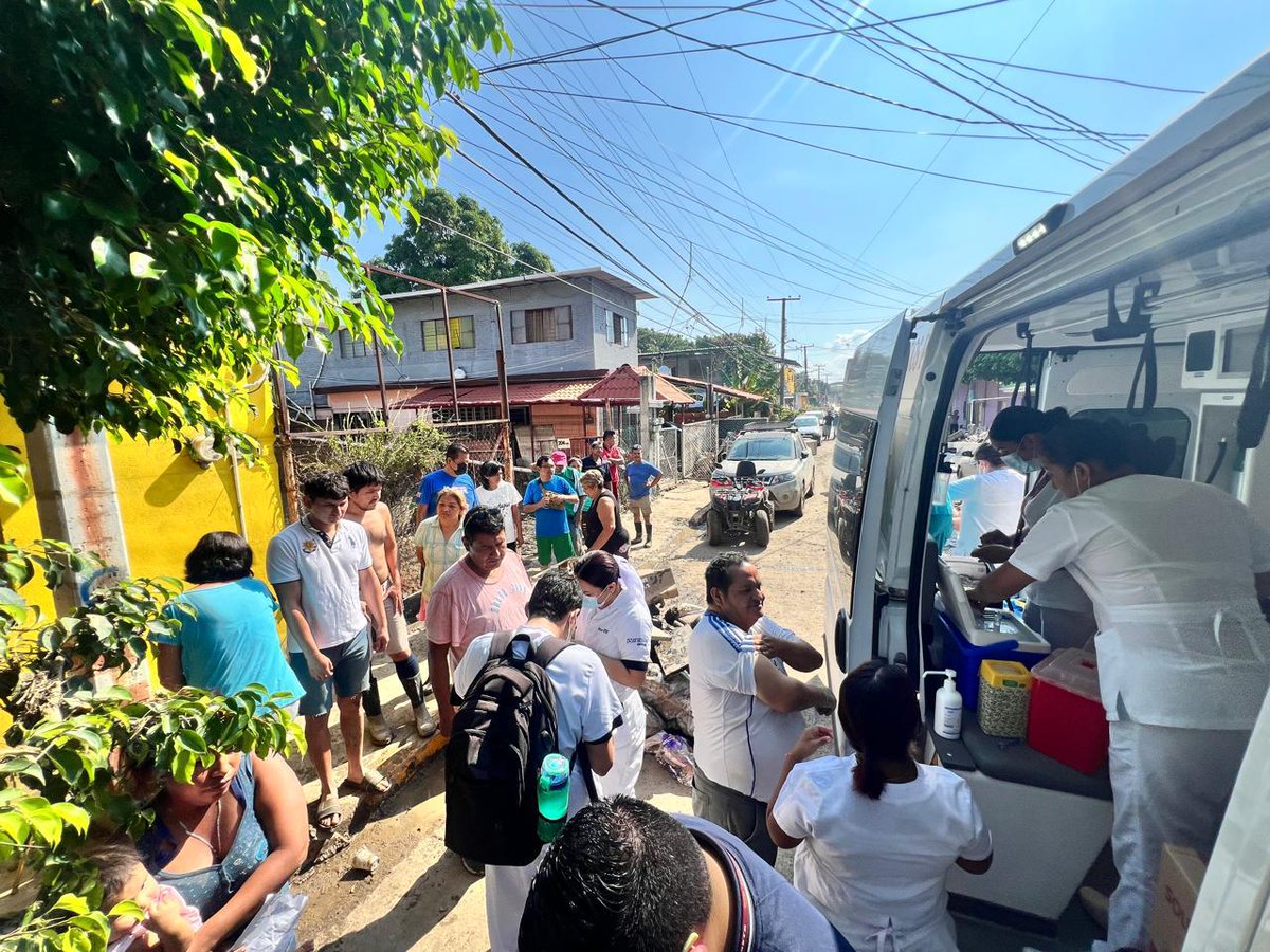 martibatres's tweet image. En el municipio de Álamo, Veracruz, instalamos dos centros de atención para la población, principalmente para atender curaciones. Desde hace tres días las brigadas médicas del @ISSSTE_mx están dando más de 150 consultas diarias y completando esquemas de vacunación. 

Estamos…