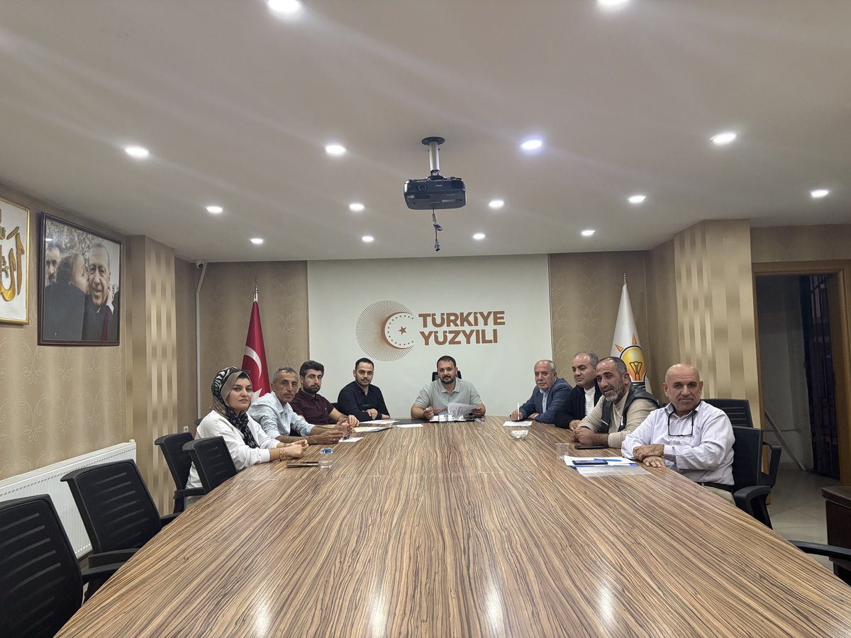 akpartiibatman's tweet photo. 📍 AK Parti Batman İl Başkanlığı

Merkez İlçe Başkanımız Sayın Fatih Doğu,
Petrol, Cudi ve Sağlık Mahallesi Başkanlarımızla bir araya geldi.

Gerçekleştirilen toplantıda, teşkilat yapımızın daha verimli hale getirilmesi ve mahallelerde partimizin etkinliğinin artırılması üzerine değerlendirmeler yapıldı.
Mahalle teşkilatlarımızın çalışmaları, vatandaşlarımızdan gelen geri bildirimler ve önümüzdeki süreçte izlenecek yol haritası ele alındı.

AK Parti olarak; her mahallemizde güçlü bir birliktelik anlayışıyla hareket ediyor, Batman halkına hizmet yolunda kararlılıkla çalışmalarımızı sürdürüyoruz.

#Teşkilatçalışmaları
#Batman 

@abuyukgumus @fnasiroglu @AvukatErsanAksu @hakanaksu058 @SansiHuseyin @Fatihdogu1